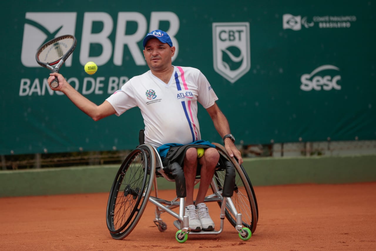 Escolinha de Tênis Cadeiras na Quadra