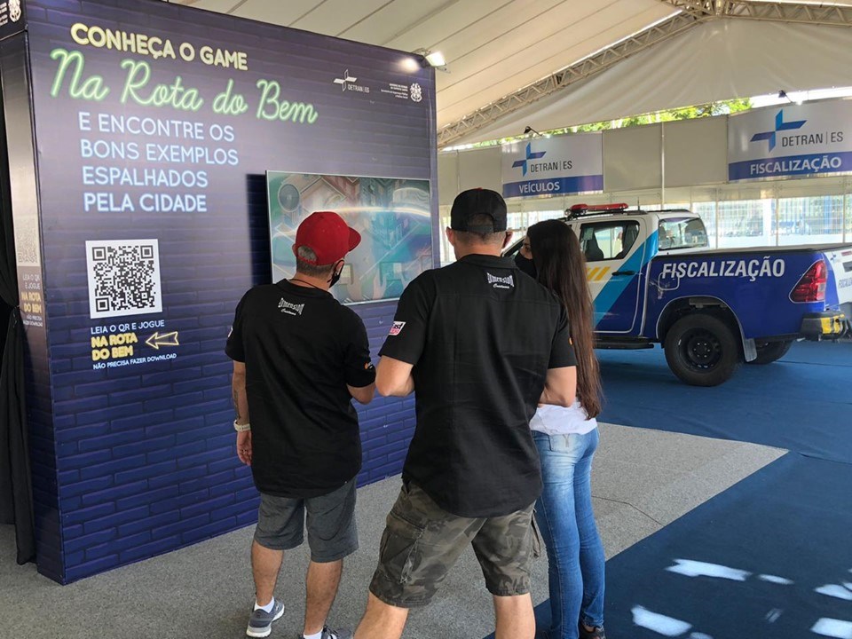 Jogo de educação para crianças encontra duas mesmas fotos carro de polícia  de transporte