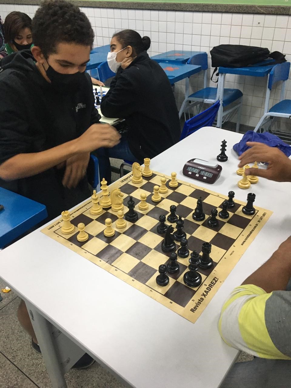 jovem concentrado desenvolvendo estratégia de xadrez, jogando jogo